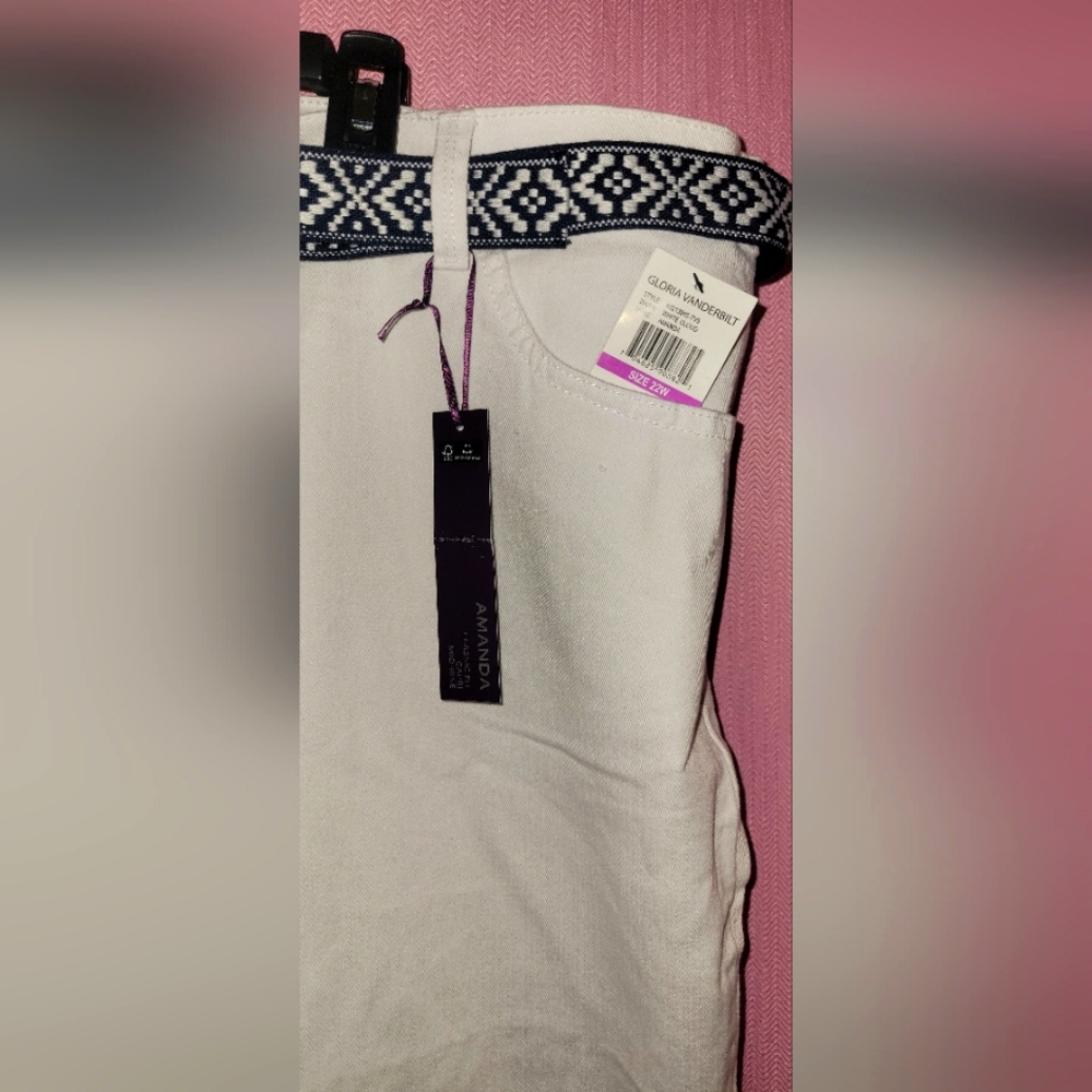 NWT Gloria Vanderbilt Size 22W White Jean Capris